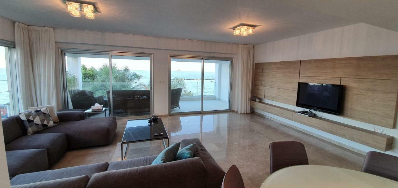 Pegasus Beach Front Apartment Лимасол Екстериор снимка