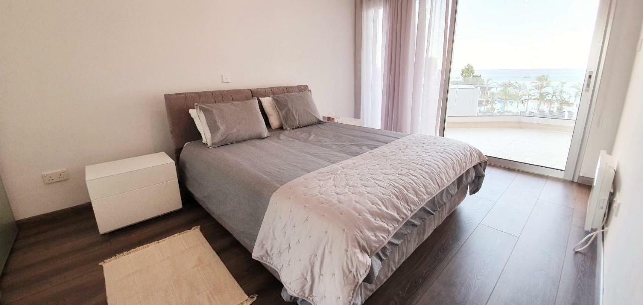 Pegasus Beach Front Apartment Лимасол Екстериор снимка