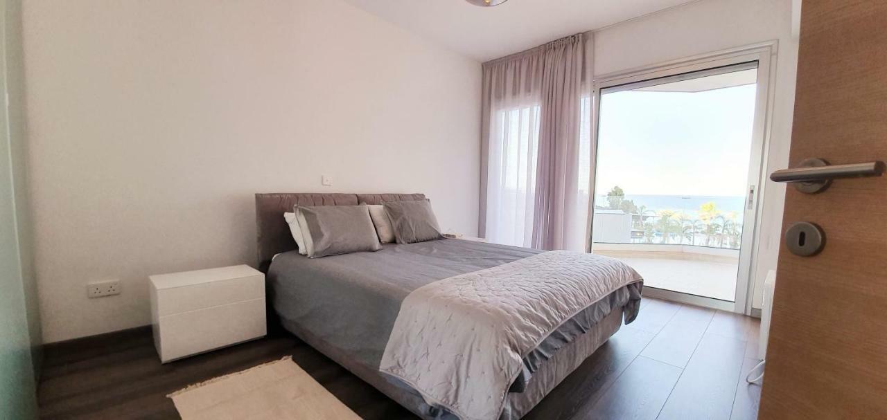 Pegasus Beach Front Apartment Лимасол Екстериор снимка