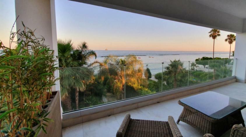 Pegasus Beach Front Apartment Лимасол Екстериор снимка